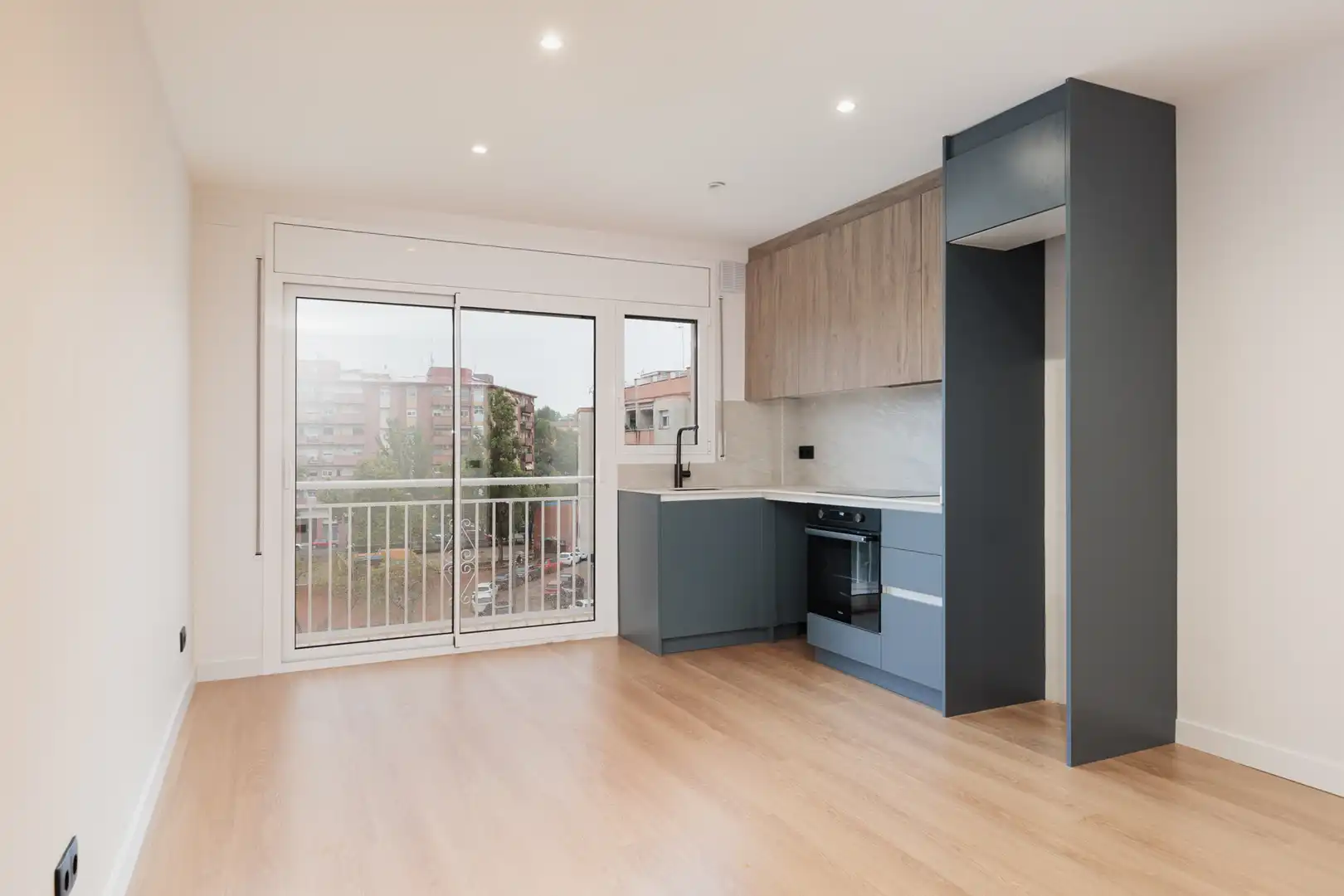 Flat with terrace for sale in Carrer de Lluís Vives, imagen 3