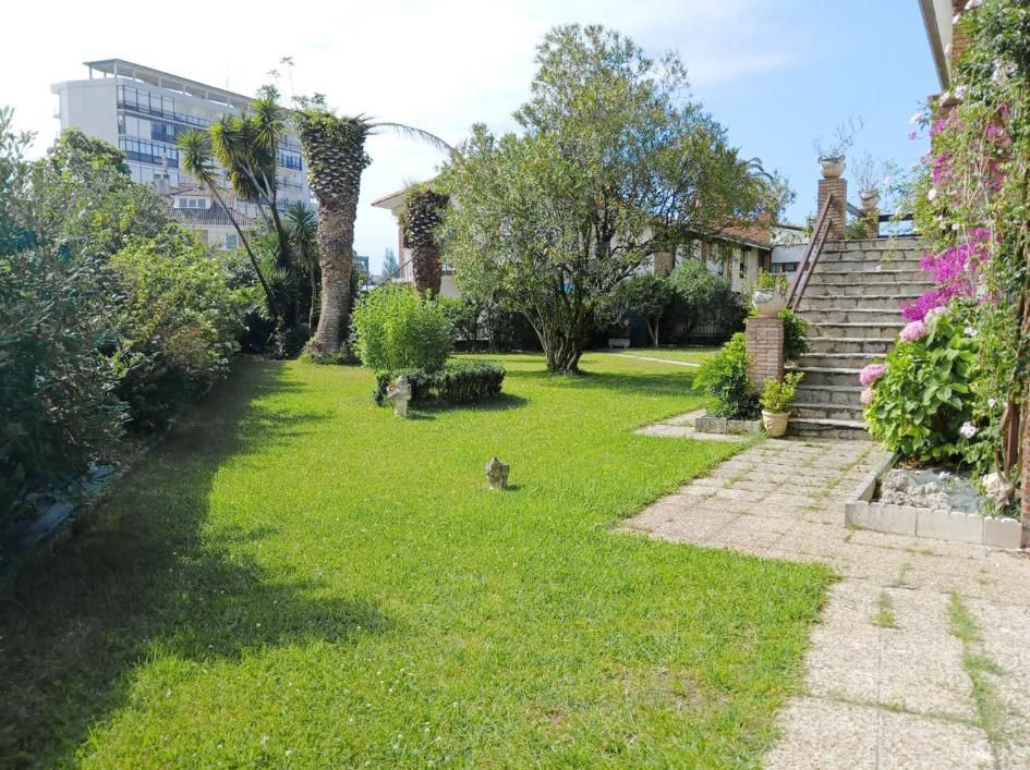 Jardí de Casa o xalet en venda en Laredo amb Calefacció, Jardí privat i Terrassa