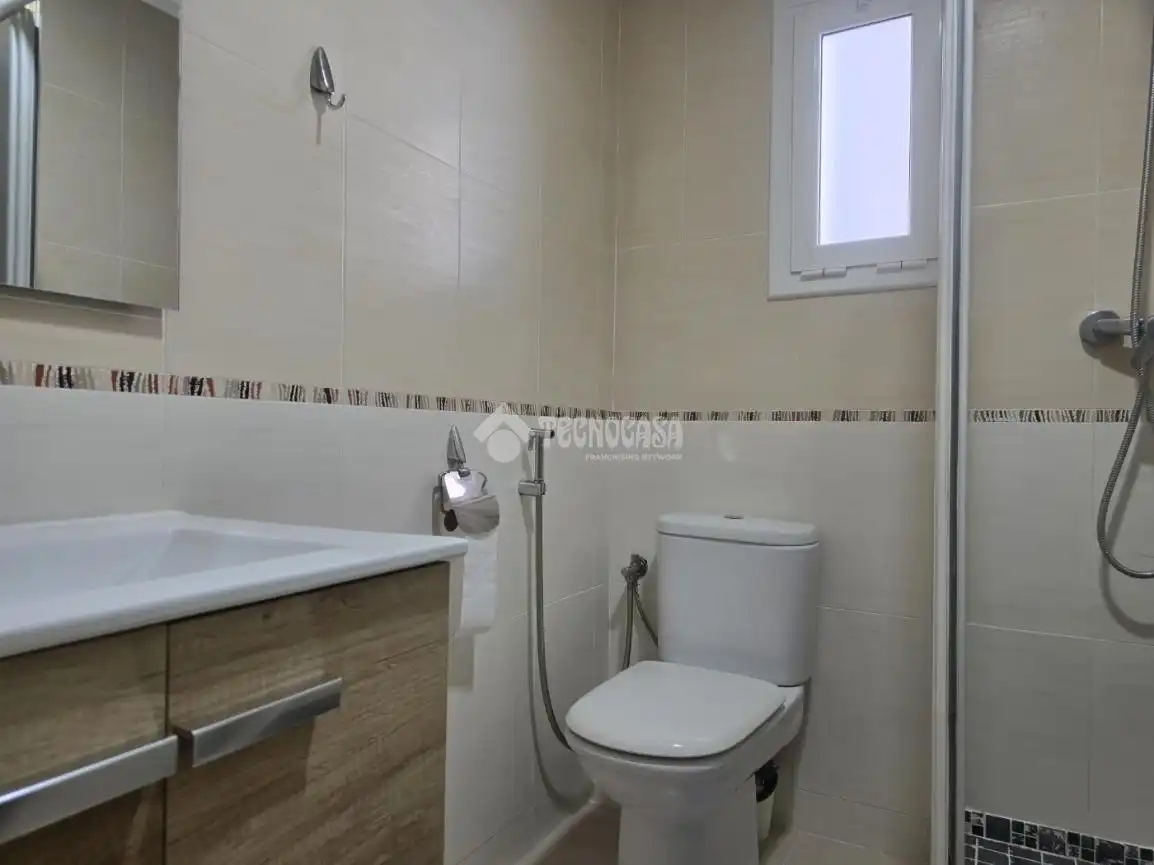 Bathroom of Flat for sale in Barcelona  with Air Conditioner and Balcony