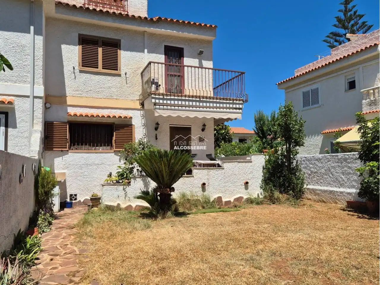 Vista exterior de Casa adosada en venda en Alcalà de Xivert amb Terrassa i Piscina comunitària