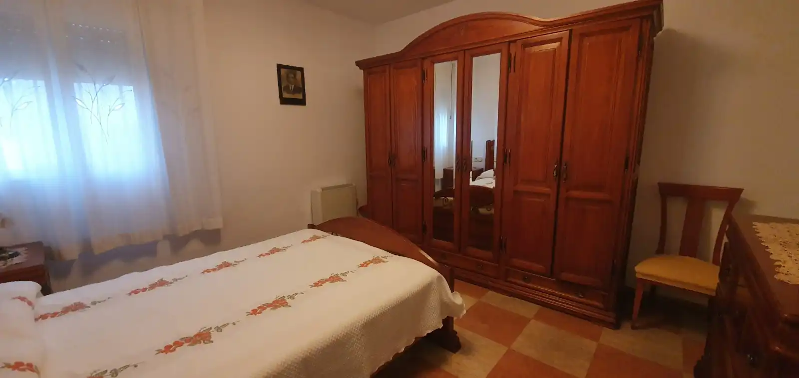 Dormitori de Casa adosada en venda en Guadix amb Moblat