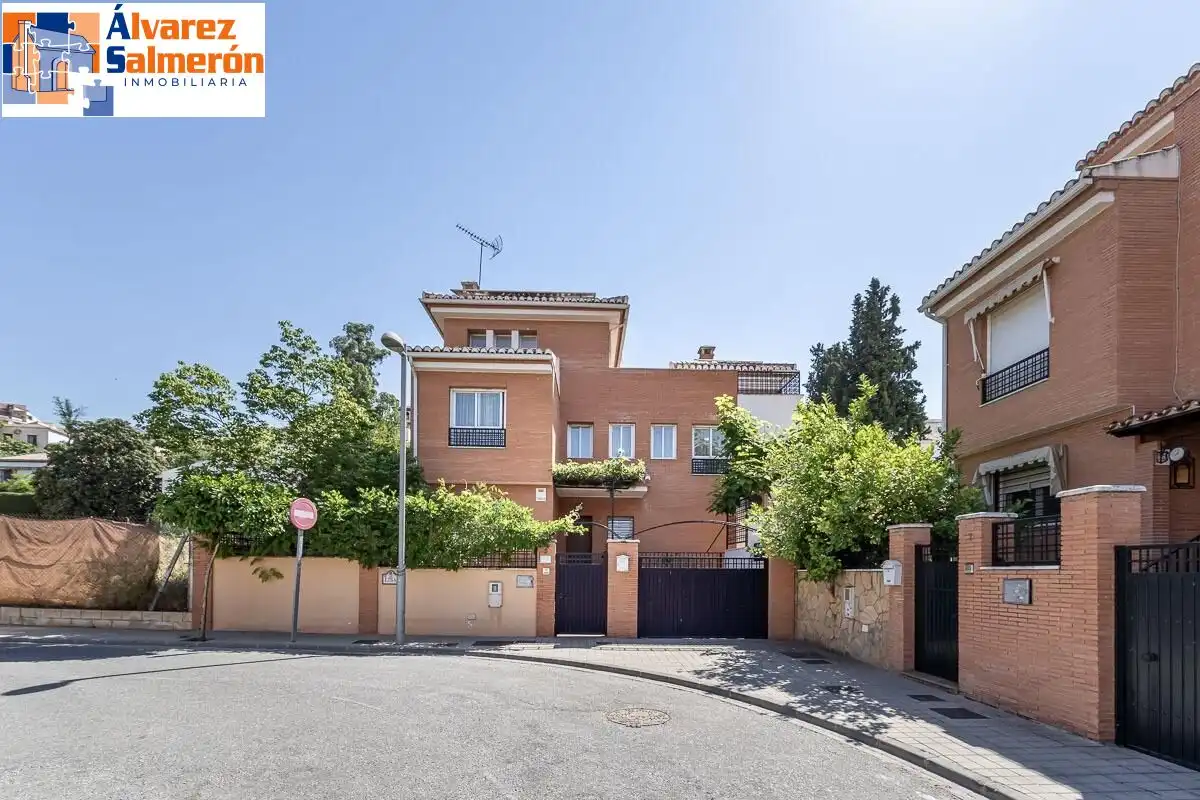 Vista exterior de Casa o chalet en venta en Huétor Vega con Terraza, Piscina y Balcón