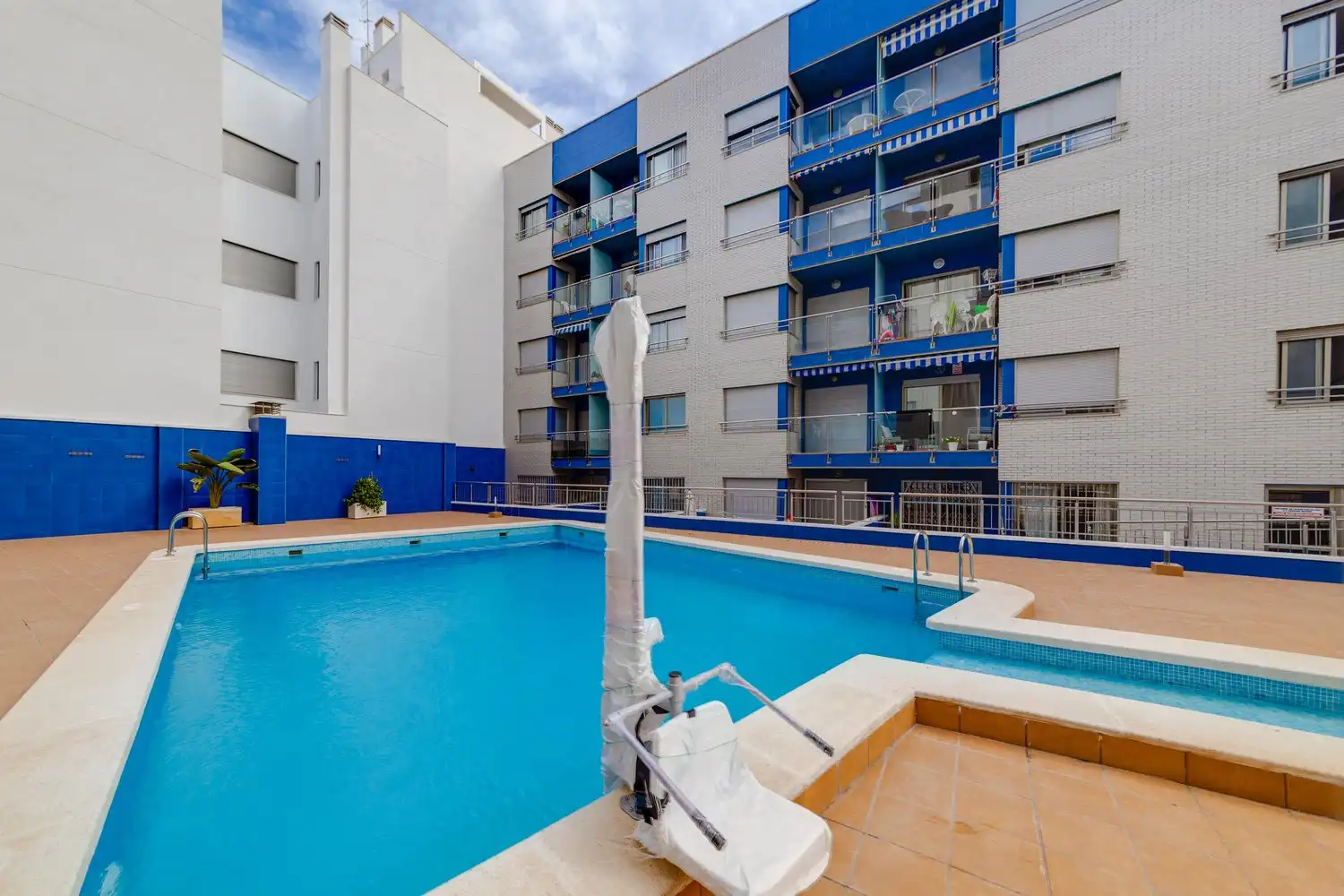 Piscina de Pis en venda en Torrevieja amb Aire condicionat, Calefacció i Terrassa