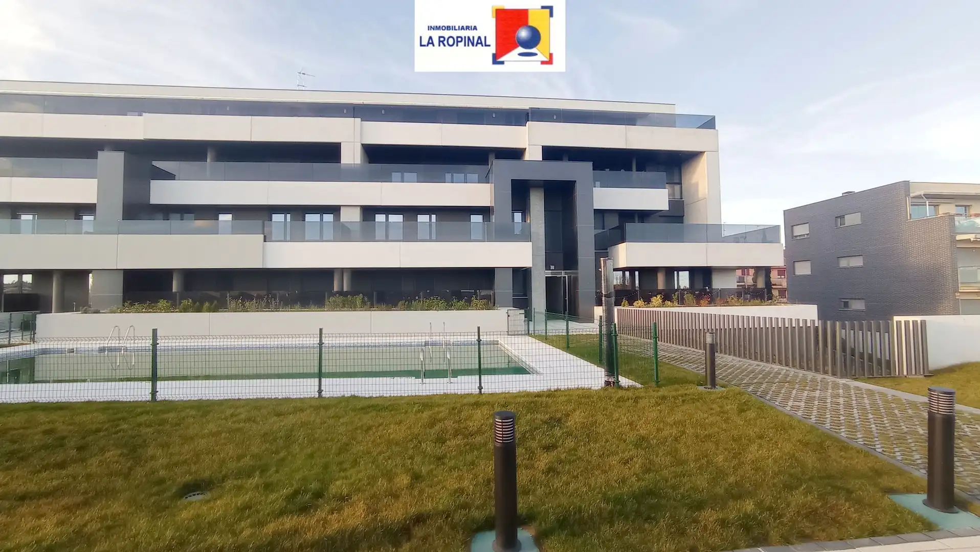 Vista exterior de Àtic de lloguer en Salamanca amb Calefacció, Jardí privat i Terrassa