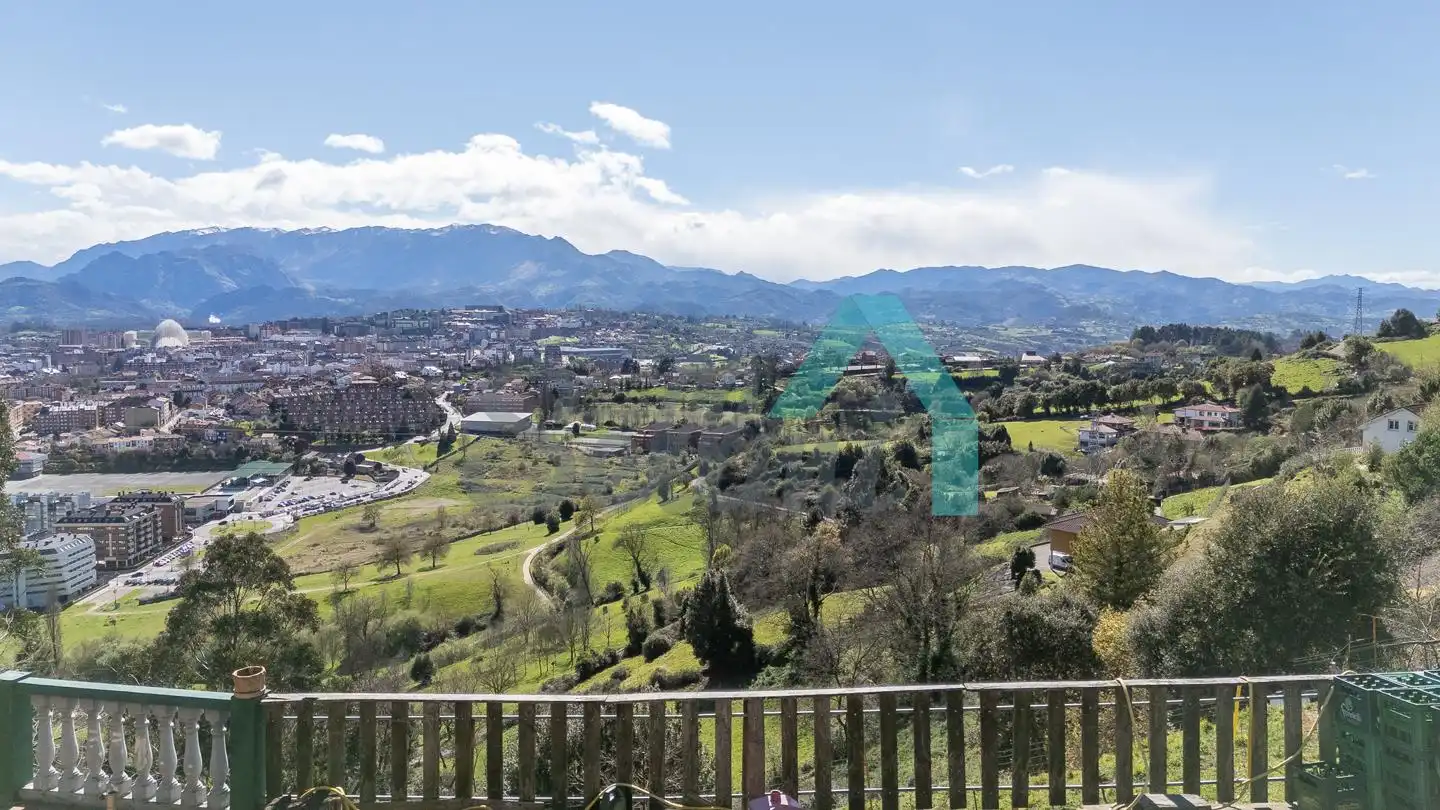 Vista exterior de Casa o xalet en venda en Oviedo  amb Jardí privat, Terrassa i Traster