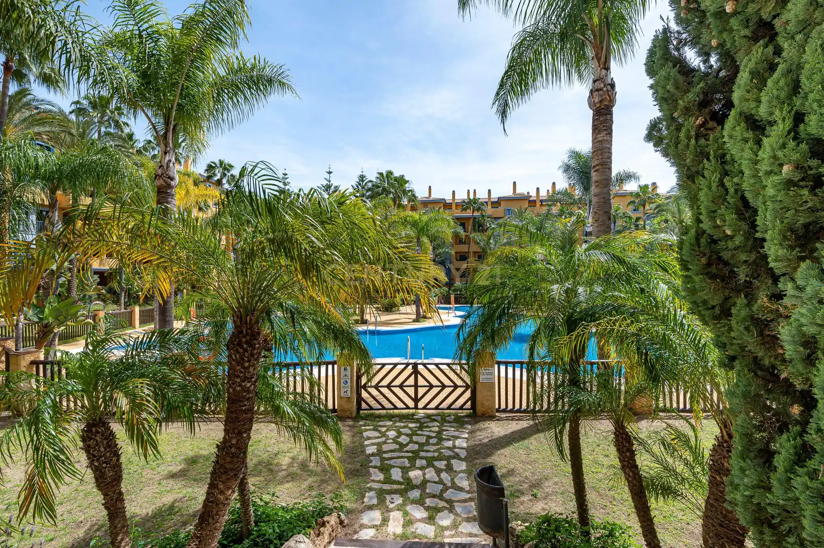Piscina de Apartamento en venta en Marbella con Aire acondicionado, Jardín privado y Horno