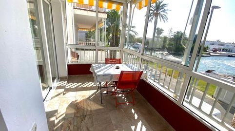 Apartamento totalmente reformado con terraza y vistas al canal en Empuriabrava