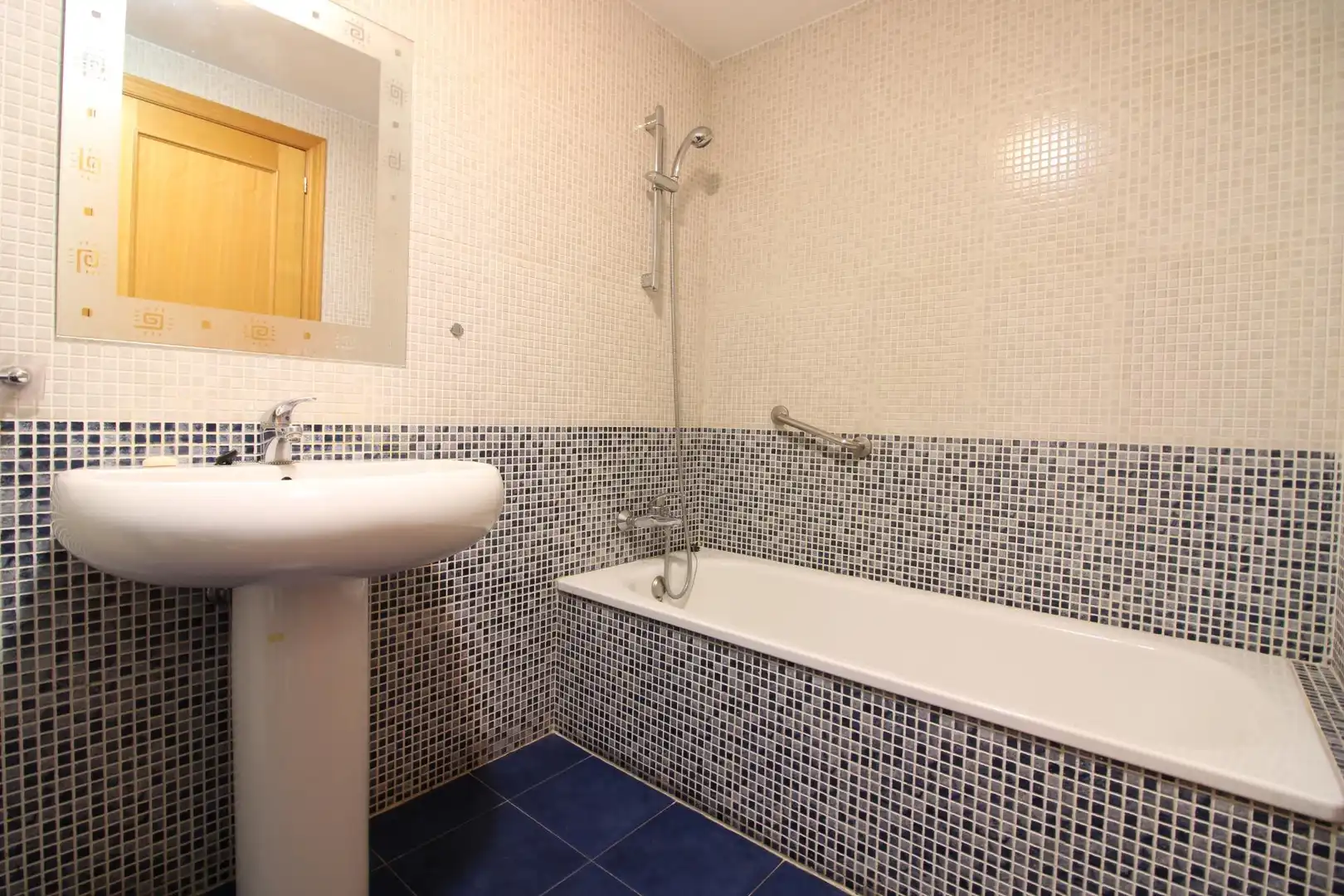 Baño de Piso en venta en Valencia con Aire acondicionado, Jardín privado y Piscina comunitaria