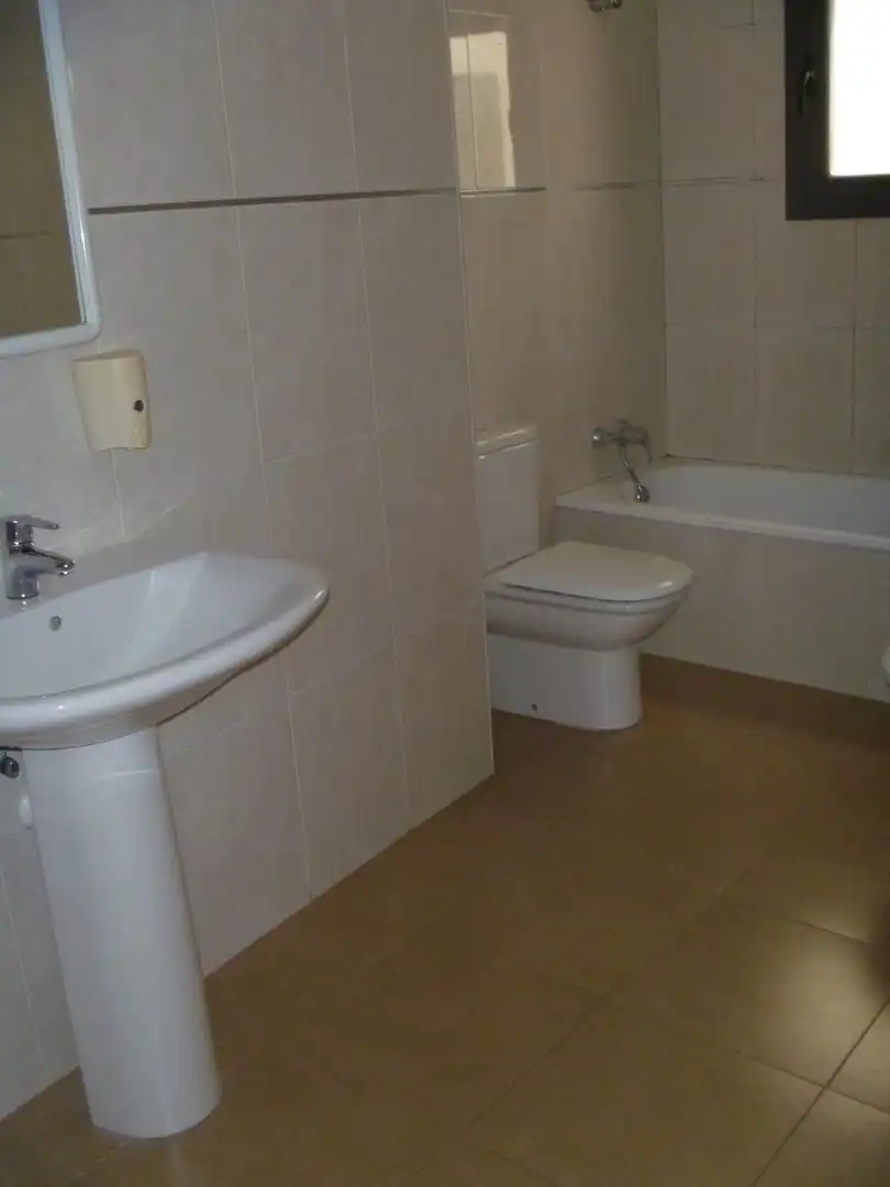 Baño de Piso de alquiler en Tàrrega con Calefacción, Parquet y Terraza