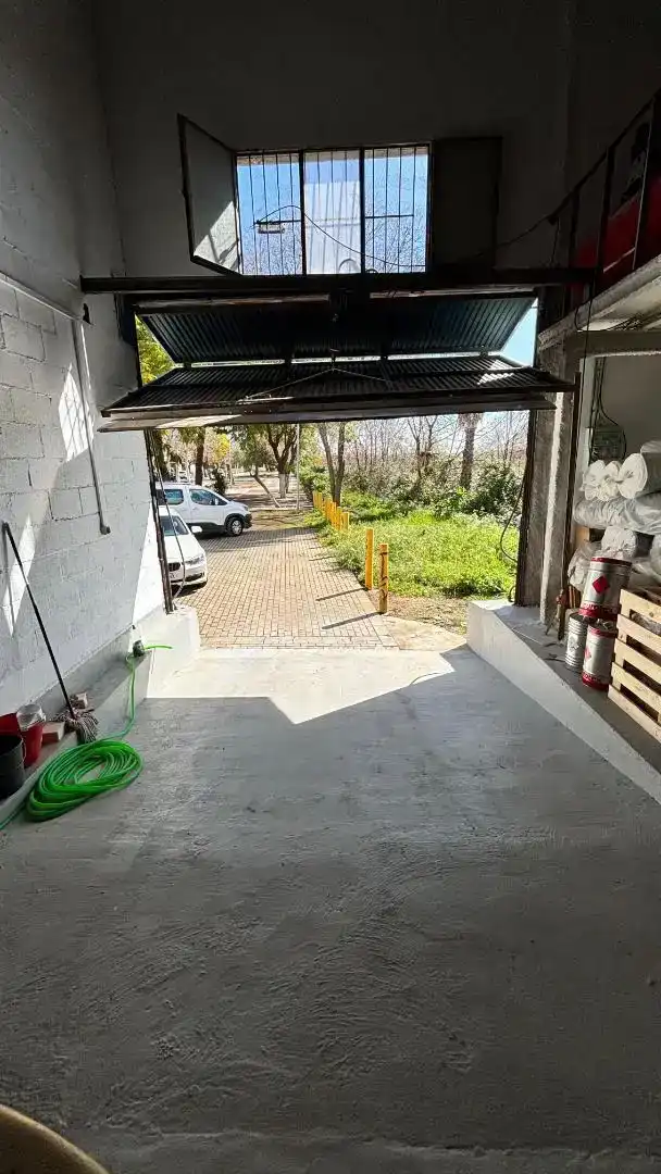 Parkplatz von Fabrikhallen zur Miete in Brenes