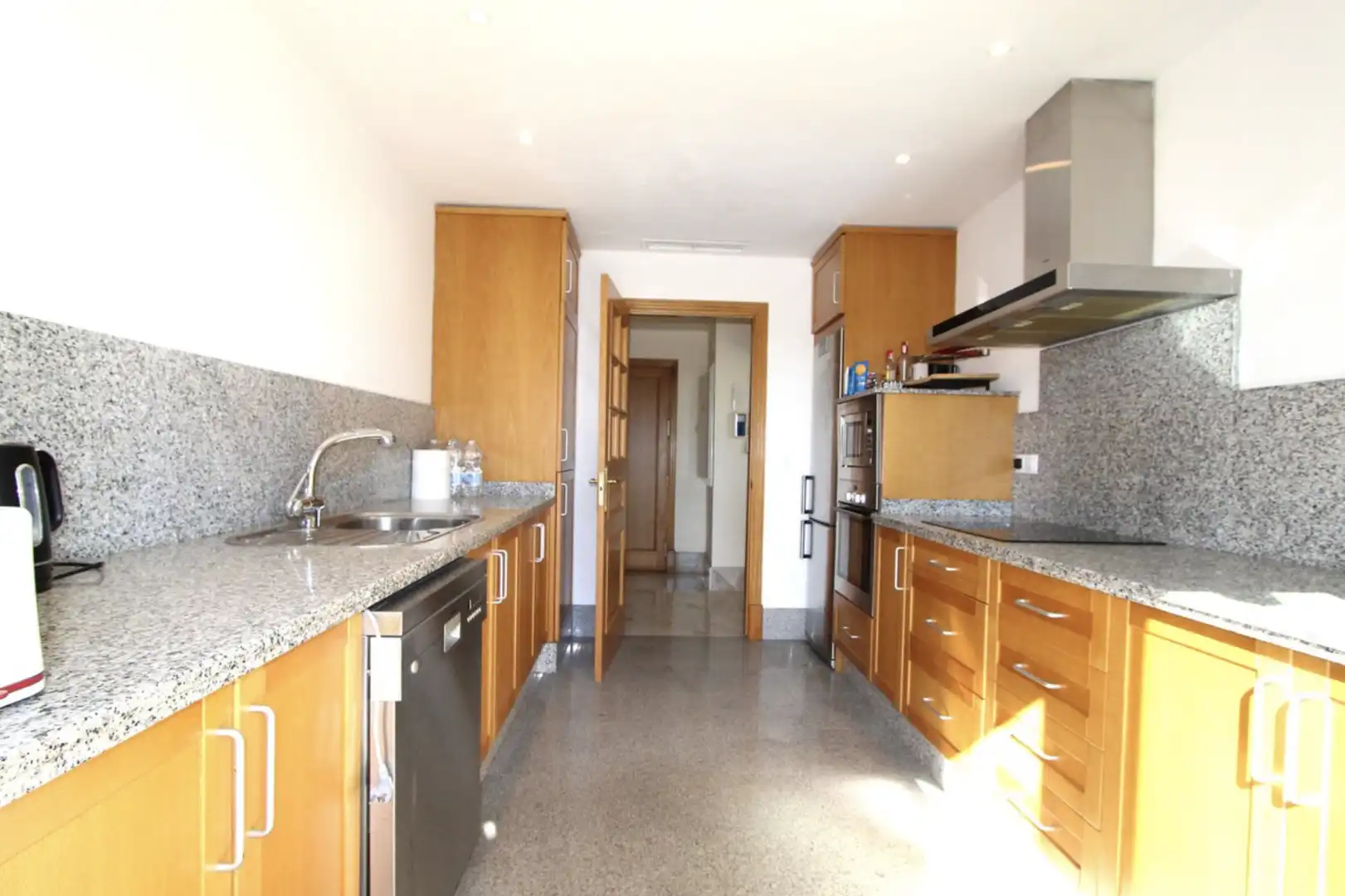 Cuina de Casa adosada en venda en Marbella amb Aire condicionat, Calefacció i Jardí privat