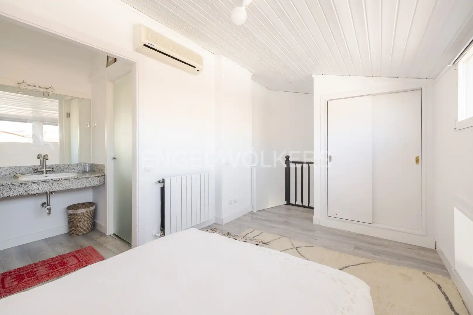 Schlafzimmer von Dachboden zum Verkauf in Madrid mit Klimaanlage, Heizung und Parkett