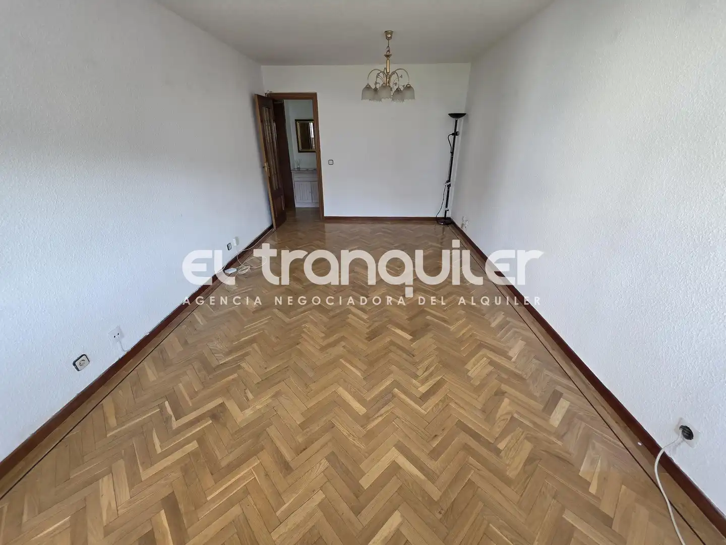 Living room of Flat for rent in Madrid  with Parquet flooring, Terrace and Furnished
