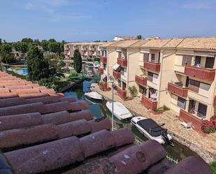 Vista exterior de Àtic en venda en Empuriabrava amb Terrassa i Piscina comunitària