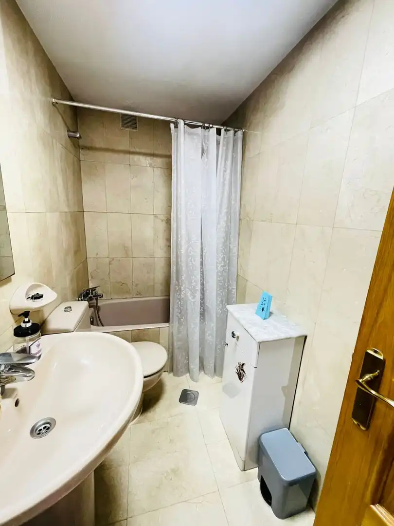 Badezimmer von Wohnungen zum Verkauf in Gijón  mit Heizung und Parkett