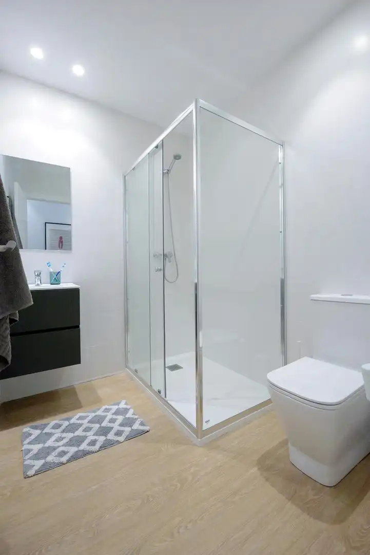 Bathroom of Flat for share in Valencia  with Air Conditioner, Furnished and TV
