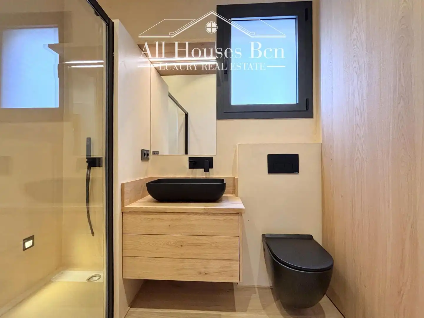 Badezimmer von Einfamilien-Reihenhaus zum Verkauf in Barcelona mit Klimaanlage, Heizung und Parkett