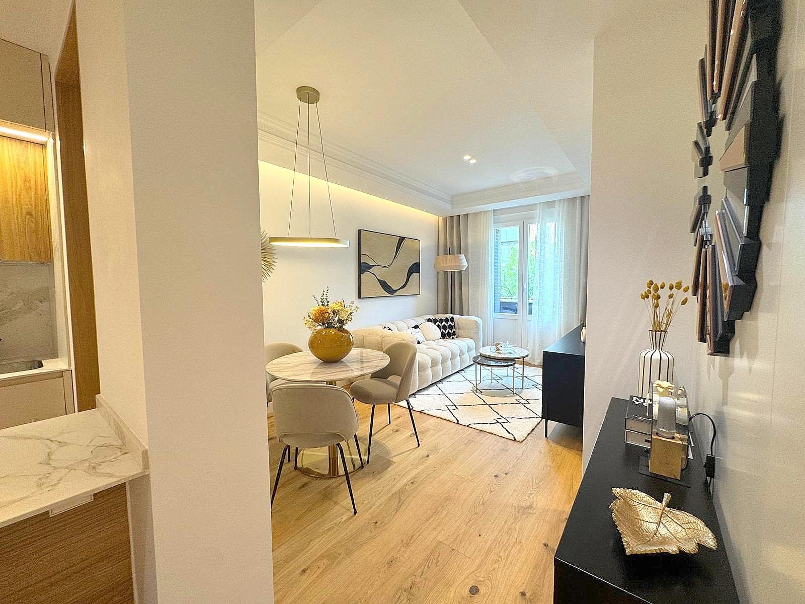 Living room of Flat to rent in  Madrid Capital  with Air Conditioner, Heating and Furnished