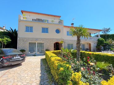 Casa amb balcó en venda a Avinguda Cantabria