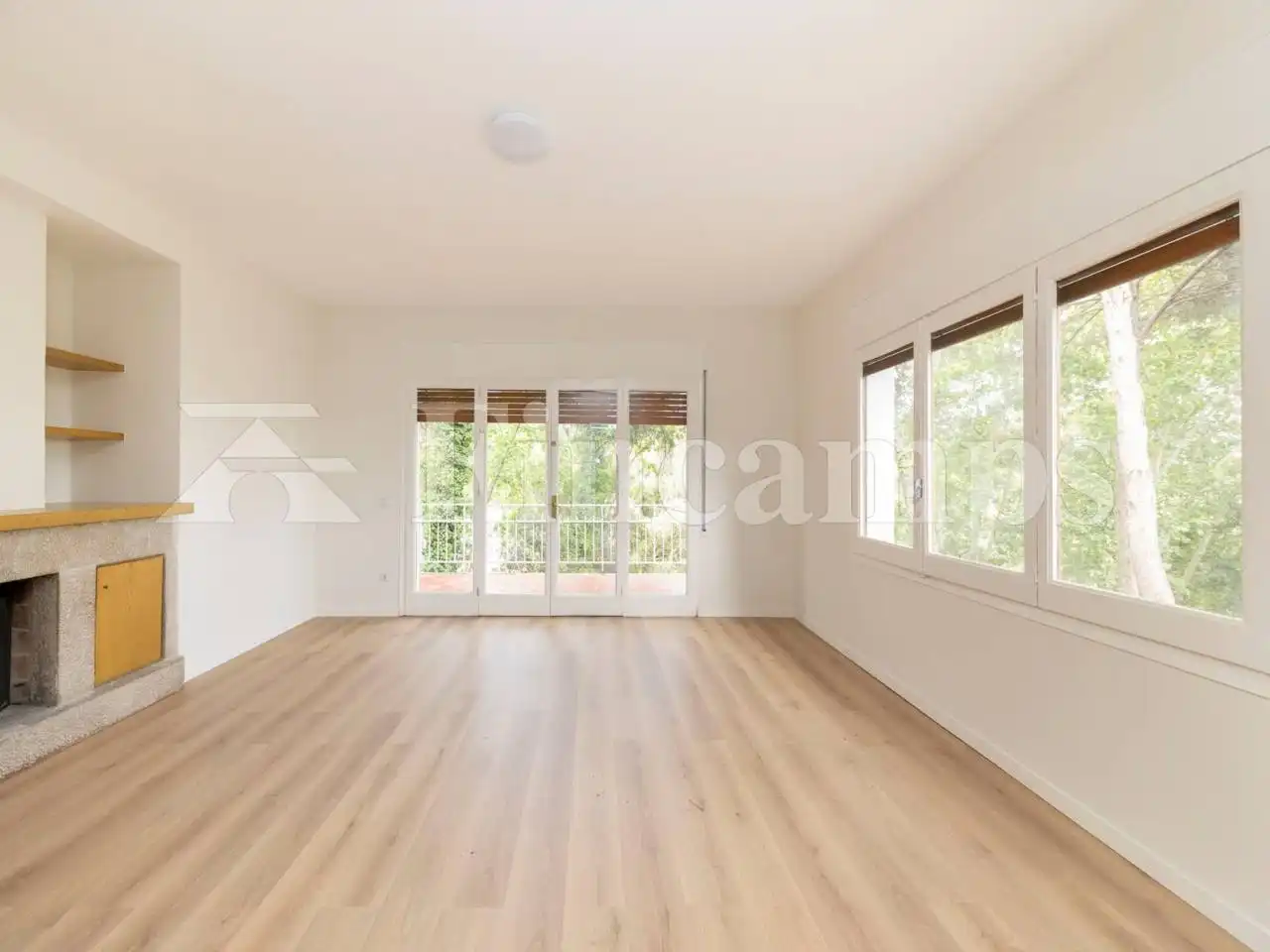 Sala d'estar de Casa o xalet en venda en Castellar del Vallès amb Jardí privat, Parquet i Terrassa