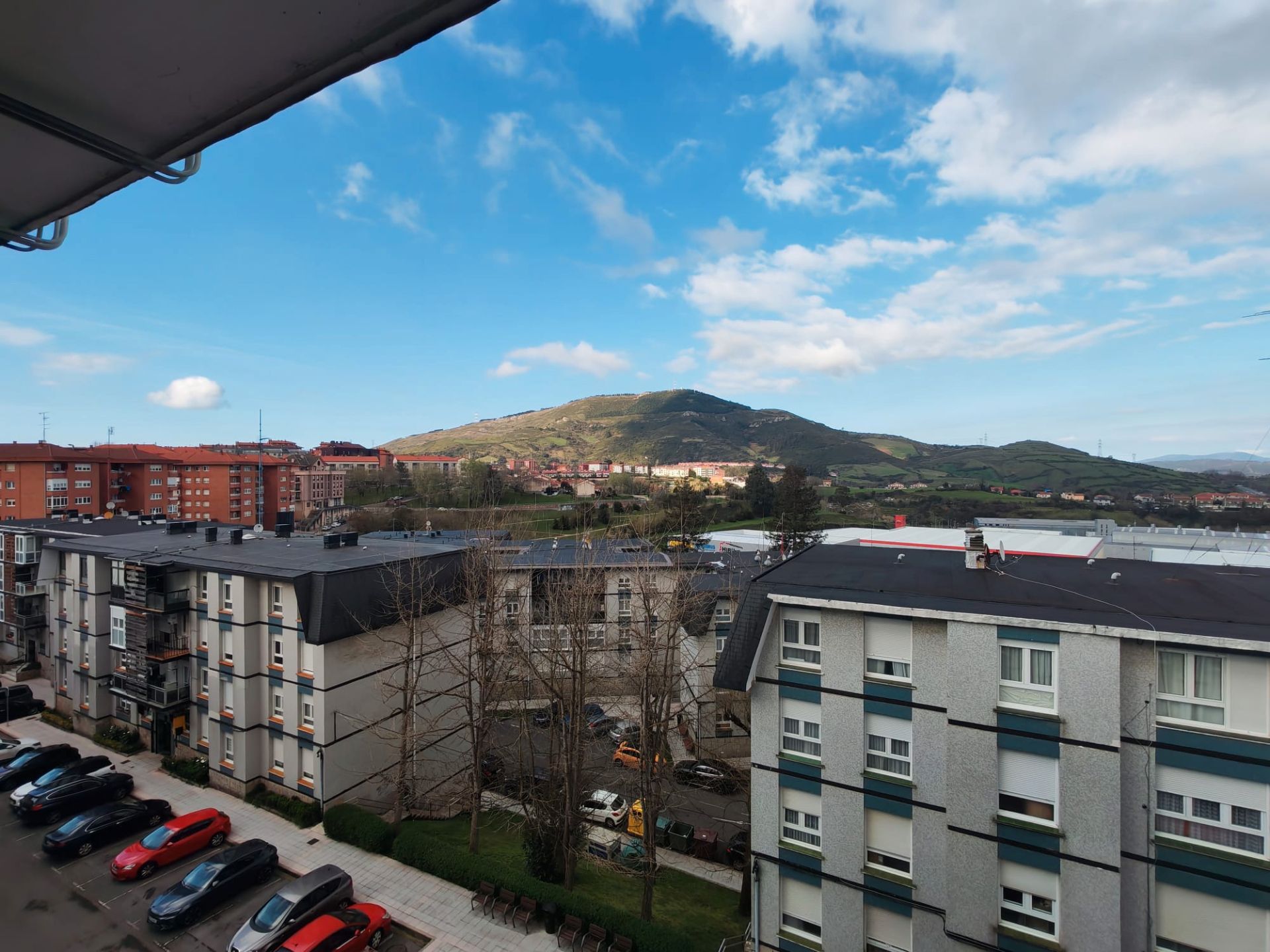 Vista exterior de Piso en venta en Abanto y Ciérvana-Abanto Zierbena con Balcón