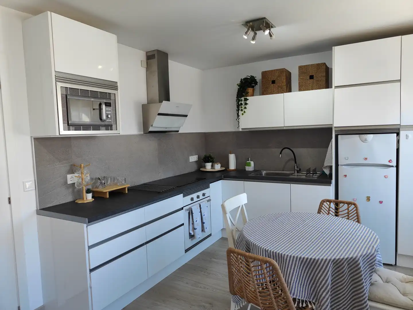 Kitchen of Flat for sale in Rianxo  with Parquet flooring, Furnished and Oven