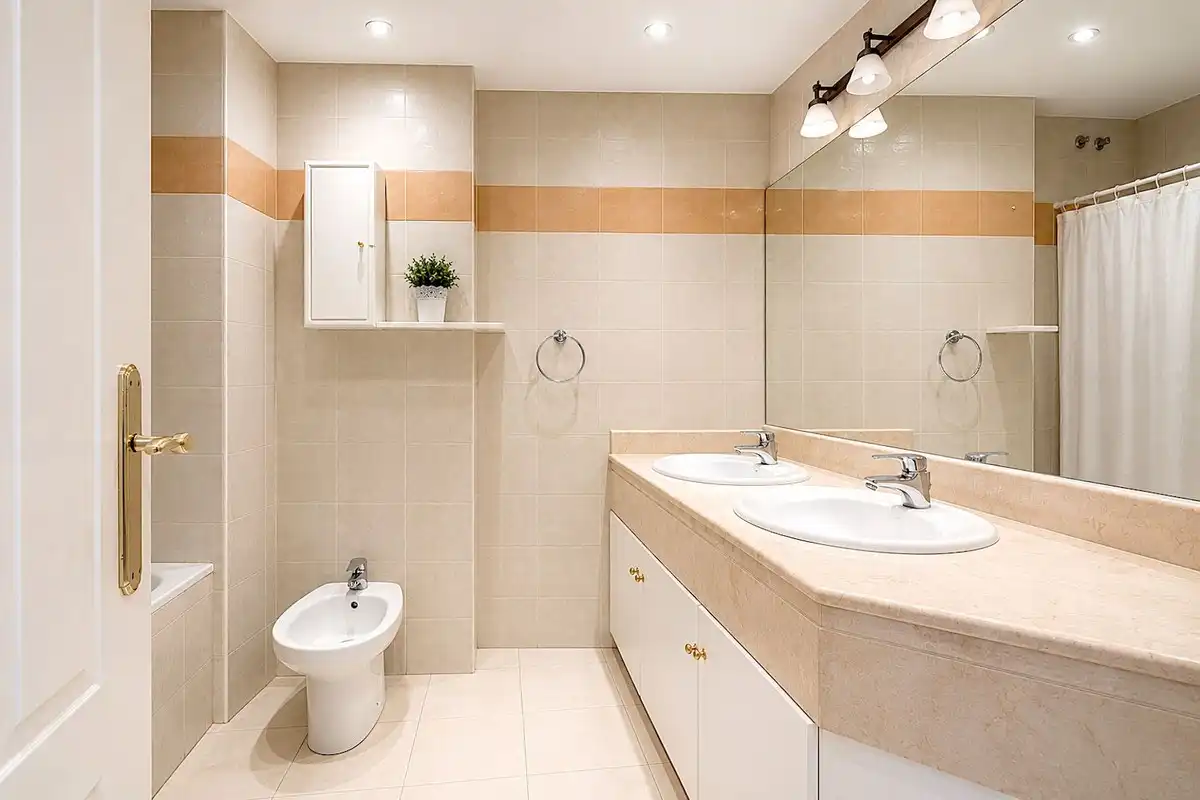 Bany de Apartament en venda en Motril amb Aire condicionat, Calefacció i Jardí privat