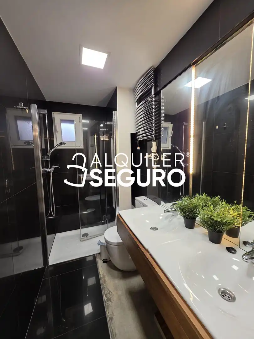 Bathroom of Flat for rent in Bilbao   with Heating and Furnished