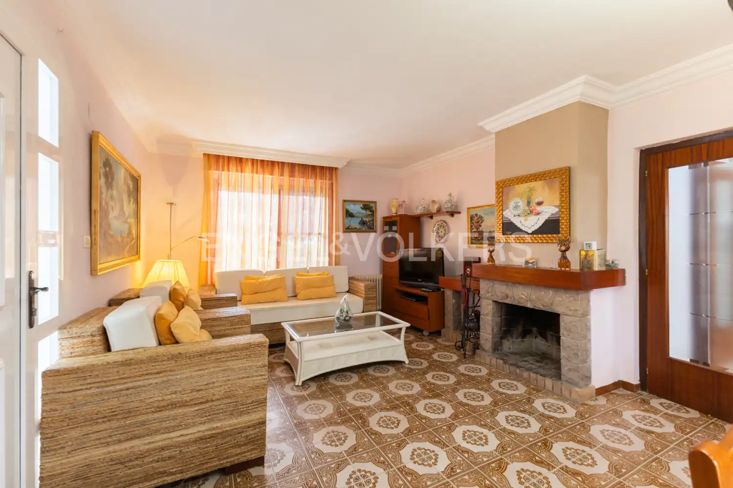 Sala d'estar de Casa o xalet en venda en Benicasim / Benicàssim amb Calefacció, Jardí privat i Terrassa