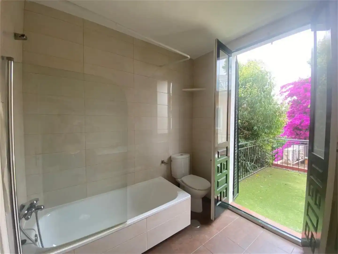 Baño de Casa o chalet de alquiler en Madrid con Jardín privado, Parquet y Balcón