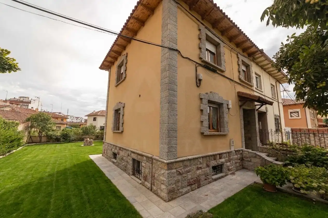 Vista exterior de Casa o chalet en venta en León Capital  con Calefacción