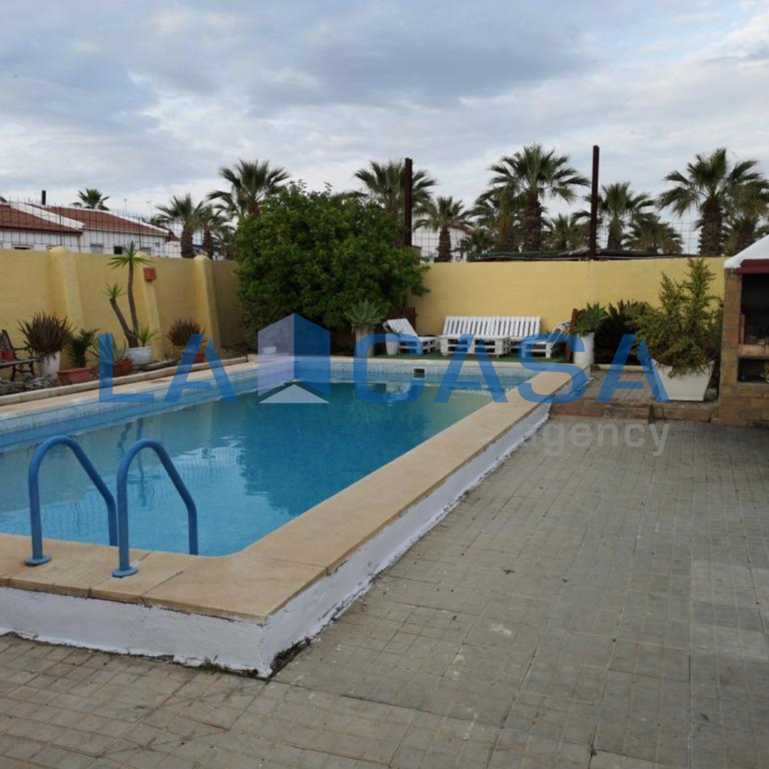 Piscina de Casa o xalet en venda en Villamanrique de la Condesa amb Terrassa i Traster