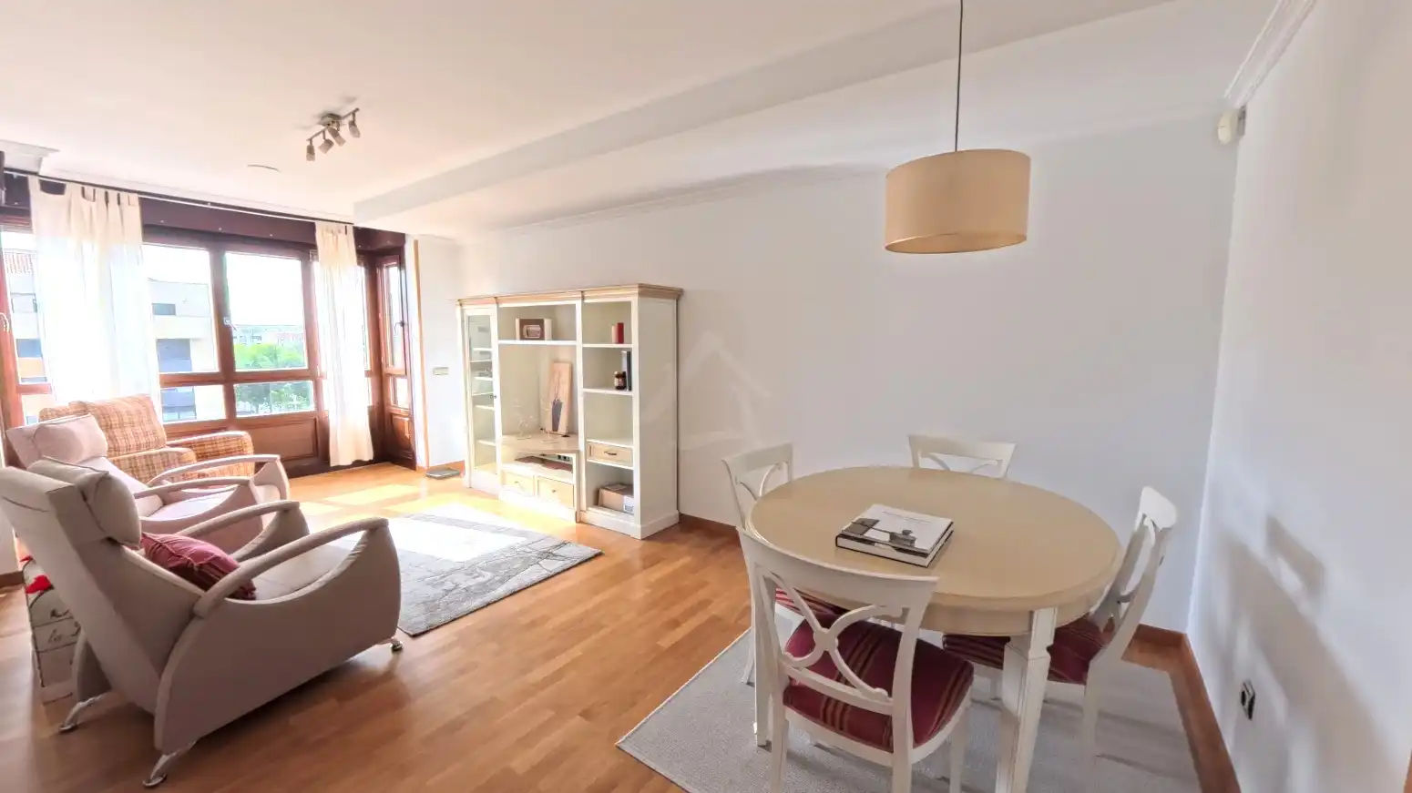 Sala de estar de Piso de alquiler en  Logroño con Aire acondicionado, Calefacción y Jardín privado
