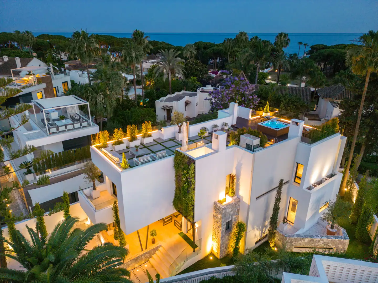 Vista exterior de Casa o xalet en venda en Marbella amb Aire condicionat, Jardí privat i Terrassa