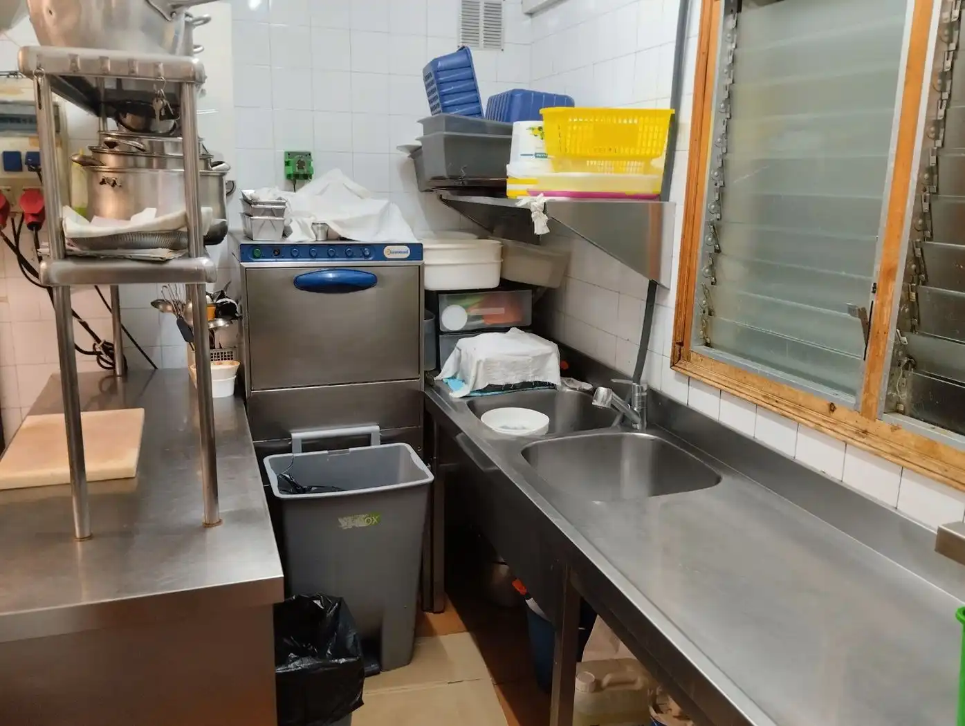 Cuina de Local en venda en Girona amb Aire condicionat, Calefacció i Moblat