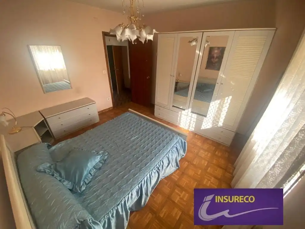 Dormitori de Casa o xalet en venda en Bustillo del Páramo amb Calefacció, Jardí privat i Moblat