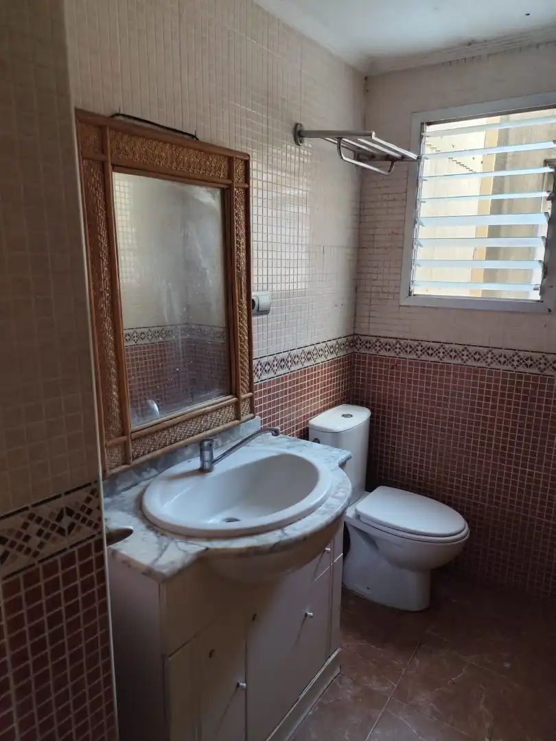 Badezimmer von Wohnung zum Verkauf in Alzira mit Ofen, Waschmaschine und Mikrowelle
