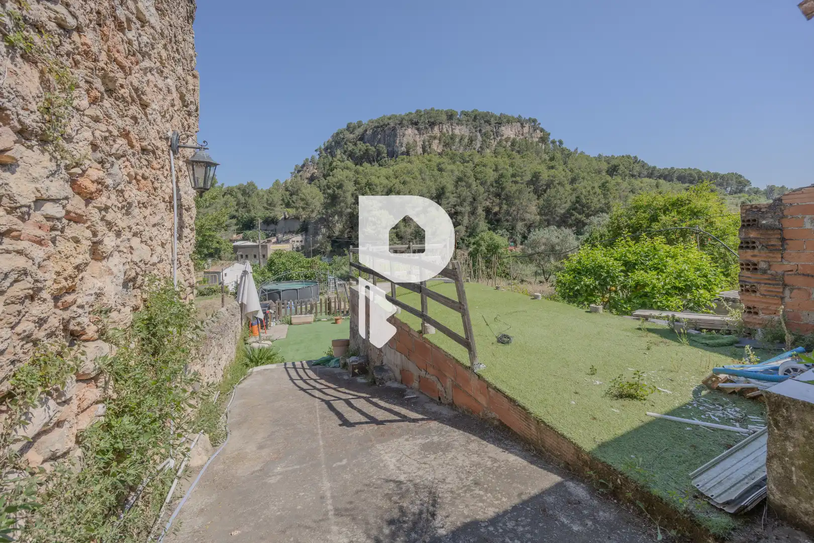 Garten von Einfamilien-Reihenhaus zum Verkauf in Vallirana mit Klimaanlage, Heizung und Privatgarten