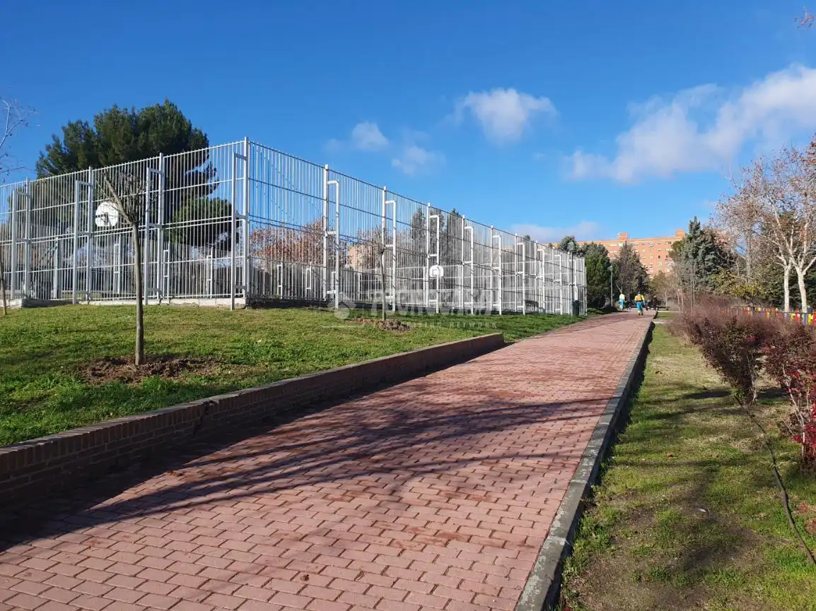Vista exterior de Piso en venta en Madrid con Calefacción