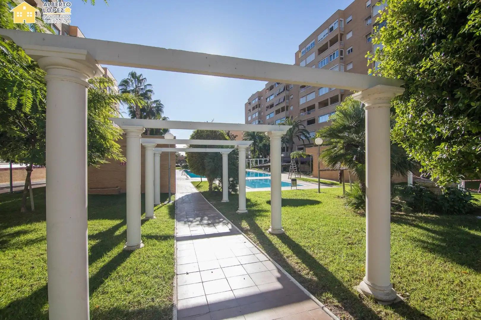 Vista exterior de Apartamento en venta en Alicante / Alacant con Aire acondicionado, Calefacción y Piscina comunitaria