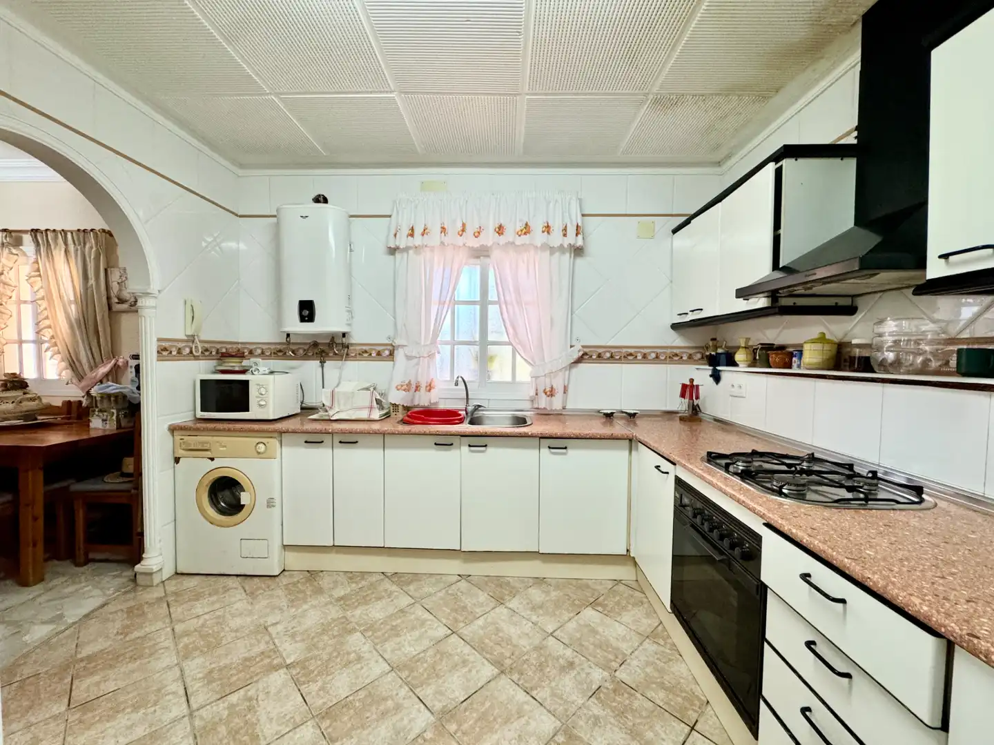 Cocina de Casa o chalet en venta en Chiclana de la Frontera con Aire acondicionado, Calefacción y Jardín privado