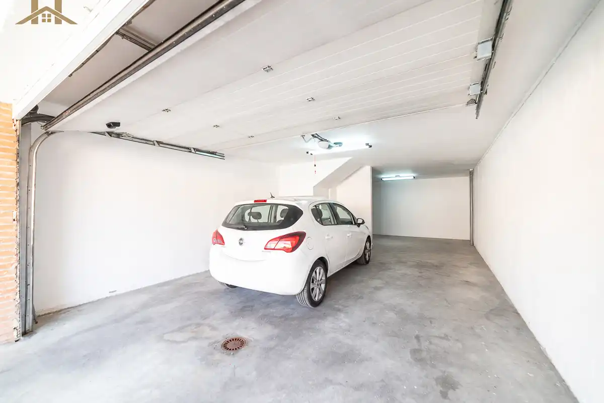Parking de Casa adosada en venta en Móstoles con Aire acondicionado, Calefacción y Jardín privado