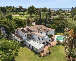 Vista exterior de Casa o xalet en venda en Marbella amb Aire condicionat i Piscina