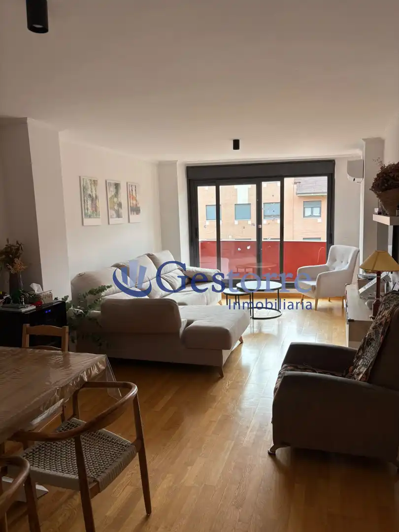 Wohnzimmer von Wohnung zur Miete in Oviedo  mit Heizung, Privatgarten und Parkett
