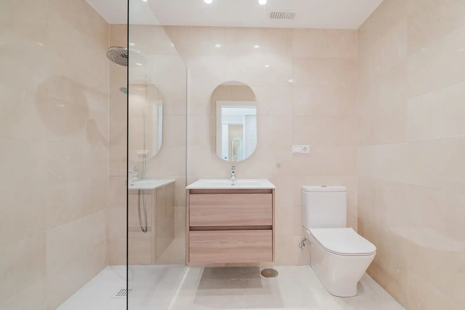 Bathroom of Flat for sale in Benahavís  with Air Conditioner, Terrace and Alarm