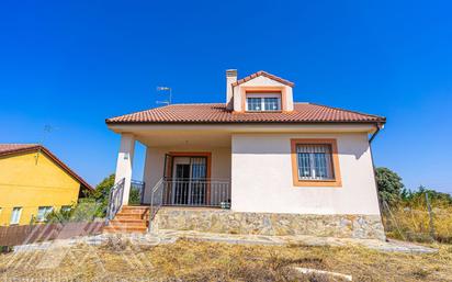 Vista exterior de Casa o xalet en venda en Zarzuela del Monte amb Calefacció, Jardí privat i Terrassa