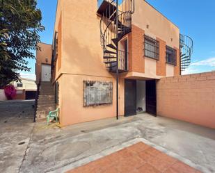 Vista exterior de Casa adosada en venda en Benalmádena amb Jardí privat i Moblat