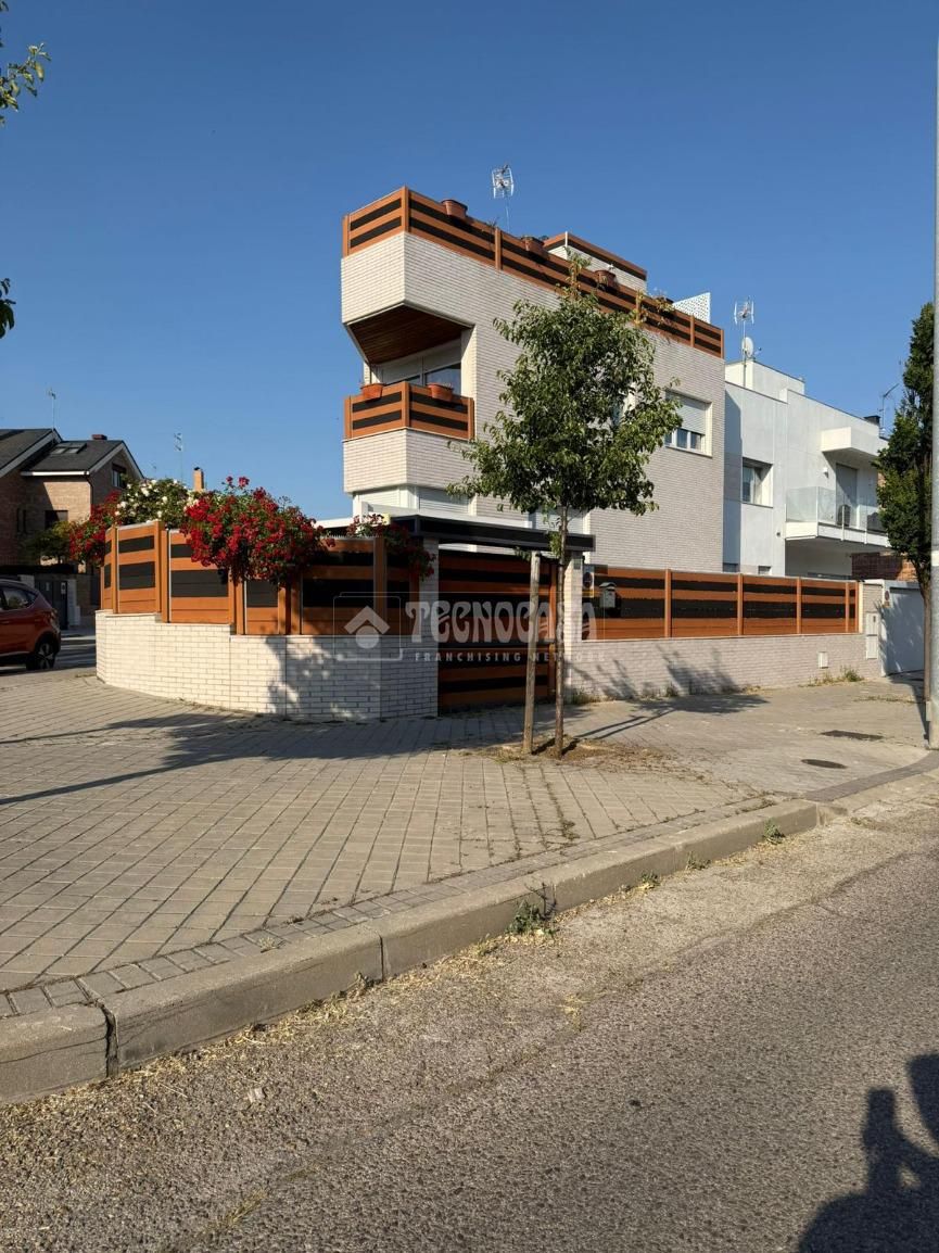 Vista exterior de Casa o xalet en venda en Torrejón de Ardoz amb Aire condicionat, Calefacció i Terrassa