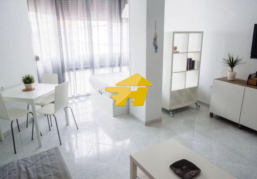 Sala d'estar de Pis de lloguer en Vélez-Málaga amb Aire condicionat, Jardí privat i Piscina