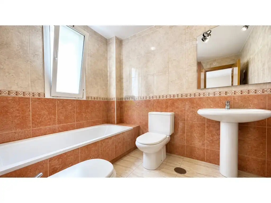 Badezimmer von Wohnungen zum Verkauf in Lorca